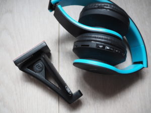 Brainwavz Hooka with folded headphones